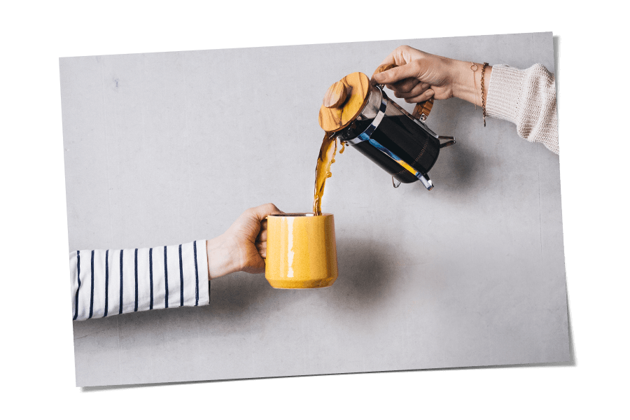 Kaffee wird in eine Tasse eingefüllt