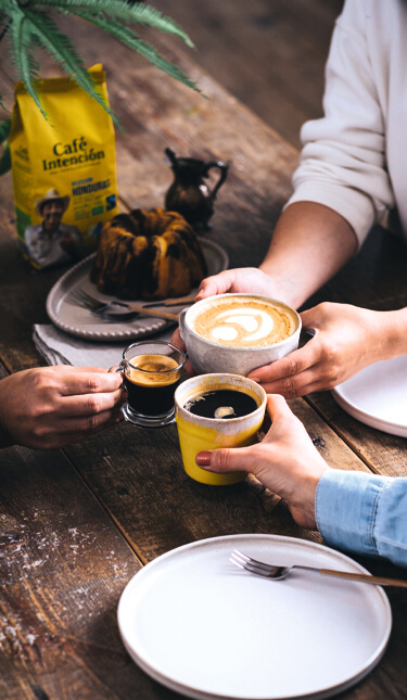 anstoßen mit Kaffeetassen